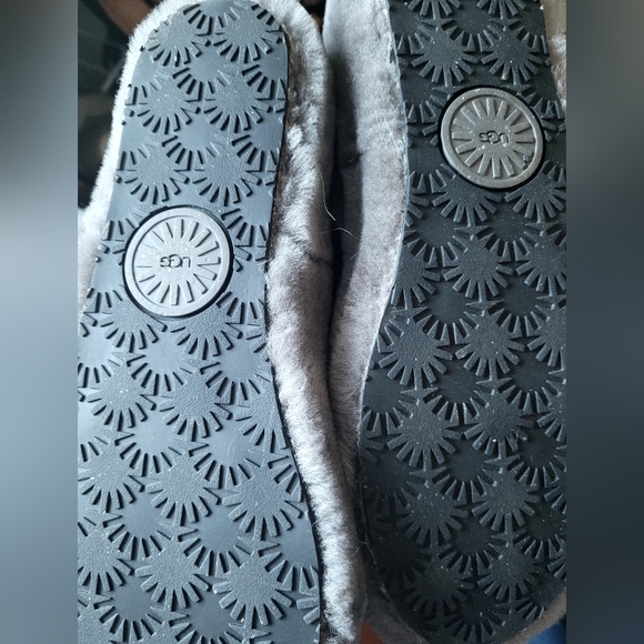 UGGS sandals size 9 - Picture 3 of 3